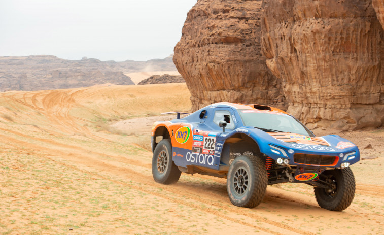 Laia Sanz sale ilesa, pero su coche queda destrozado en el Dakar