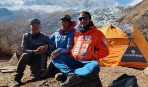Alex Txikon corona el monte nepalí Manaslu en un histórico ascenso