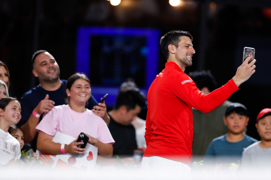 Djokovic no falla ante Medvedev y luchará por el título ante Korda