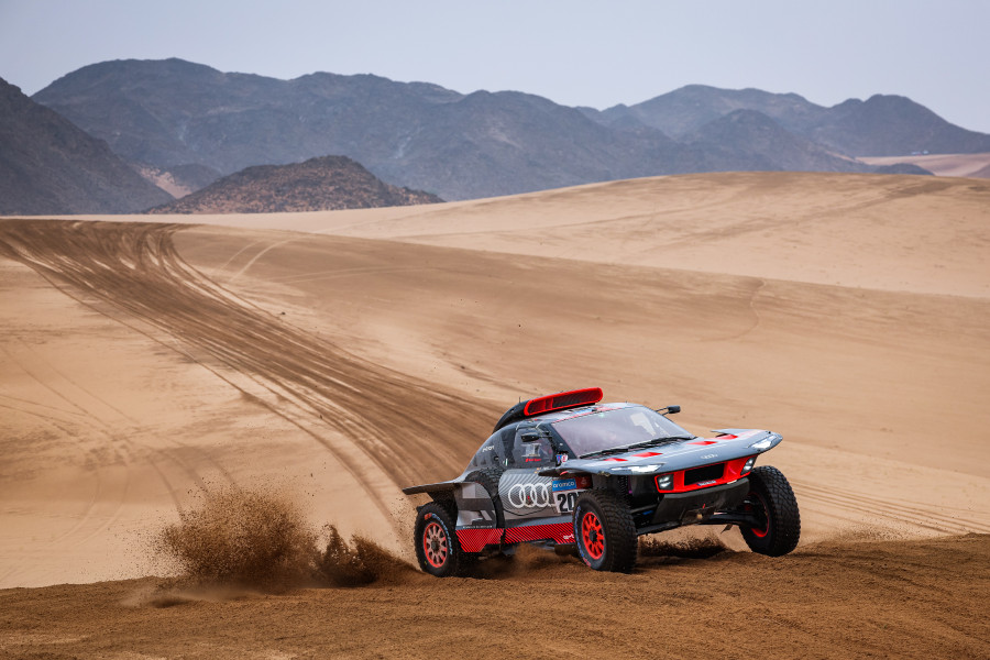 Sainz y Audi recuperan la sonrisa con el segundo triunfo del español en el Dakar