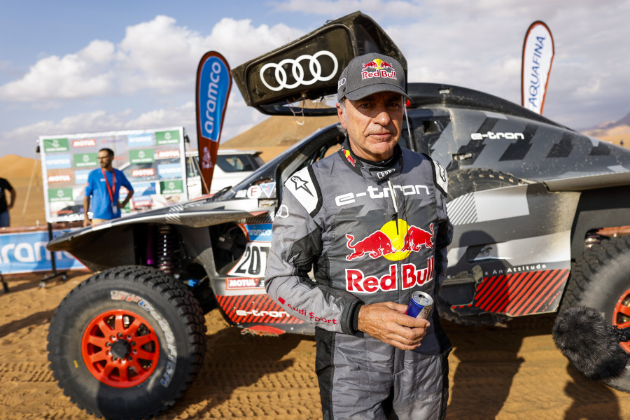 Una sanción arrebata a Sainz la victoria en la octava etapa del Dakar