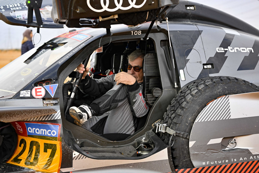 Sainz abandona el Dakar al no poder reparar su coche