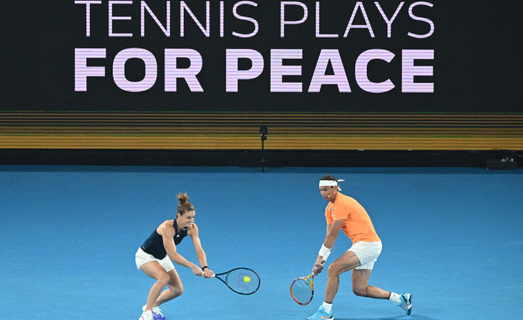 Nadal participa en la exhibición por la paz en una Rod Laver Arena llena