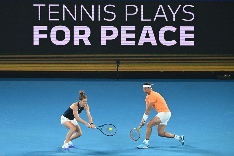 Nadal participa en la exhibición por la paz en una Rod Laver Arena llena