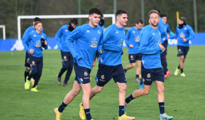 Antoñito avanza, pisa césped y  ya toca balón