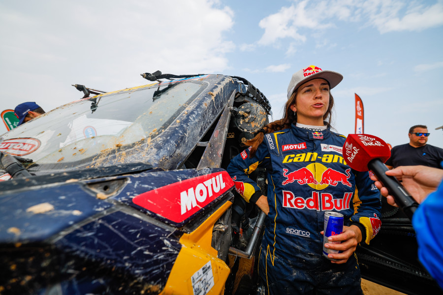 Cristina Gutiérrez: "Es bonito ver que somos primeros españoles del Dakar"