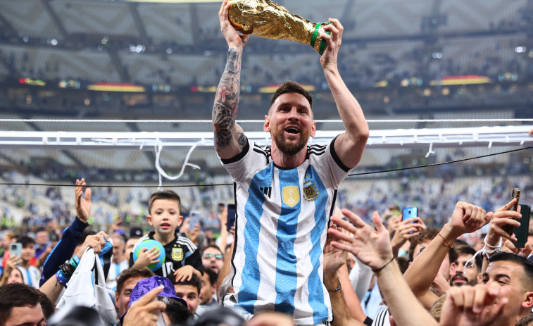 Messi recibe la estampita de 'San Leonel' de una hincha argentina