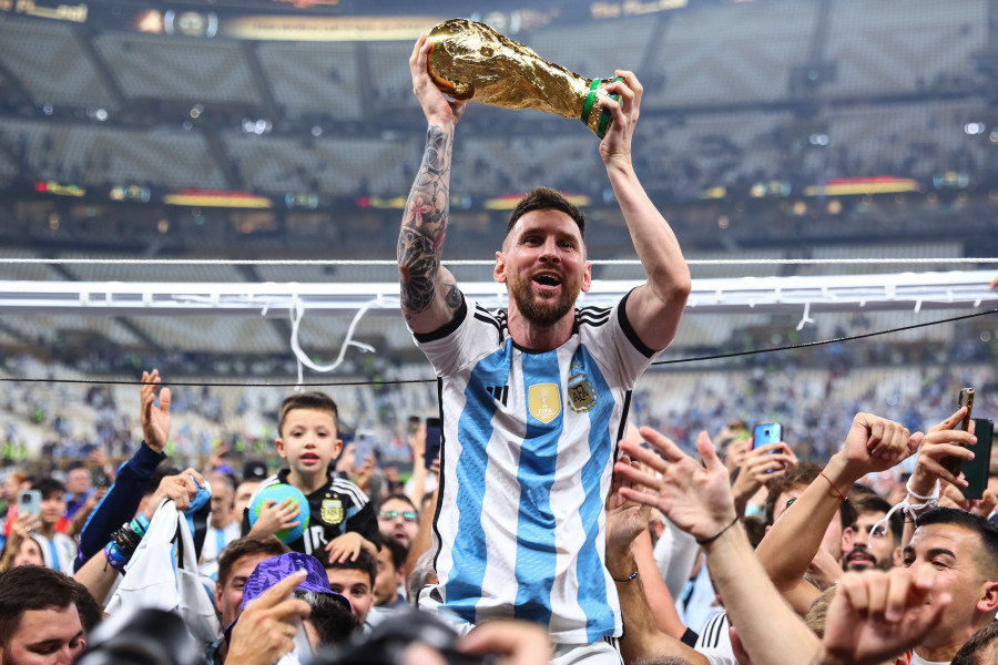Messi recibe la estampita de 'San Leonel' de una hincha argentina