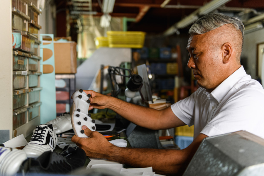 Un artesano japonés diseña la suela de la bota de Iniesta