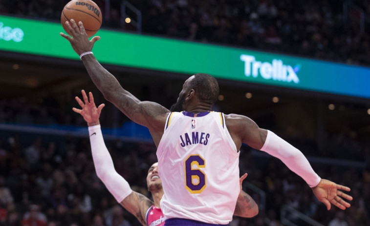 LeBron James  Estará varias semanas de baja por una lesión en el pie derecho