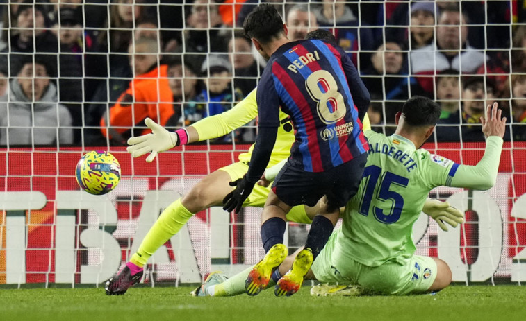 El Barcelona vence al Getafe con un gol de Pedri para seguir líder (1-0)