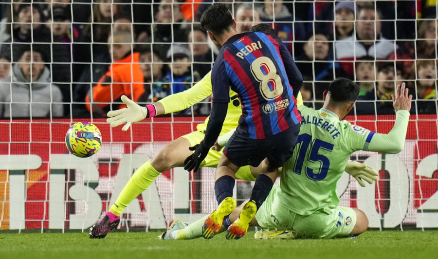 El Barcelona vence al Getafe con un gol de Pedri para seguir líder (1-0)