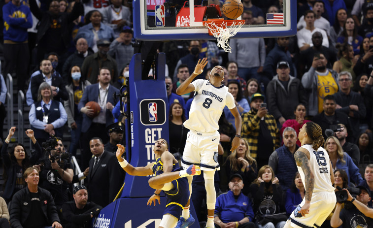 Poole salva a unos Warriors bloqueados por la expulsión de Curry