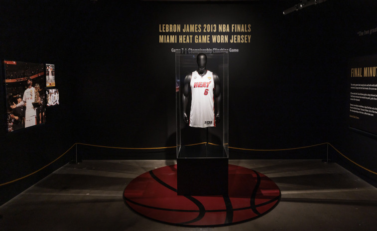 Vendida por 3,68 millones de dólares una histórica camiseta de Lebron James