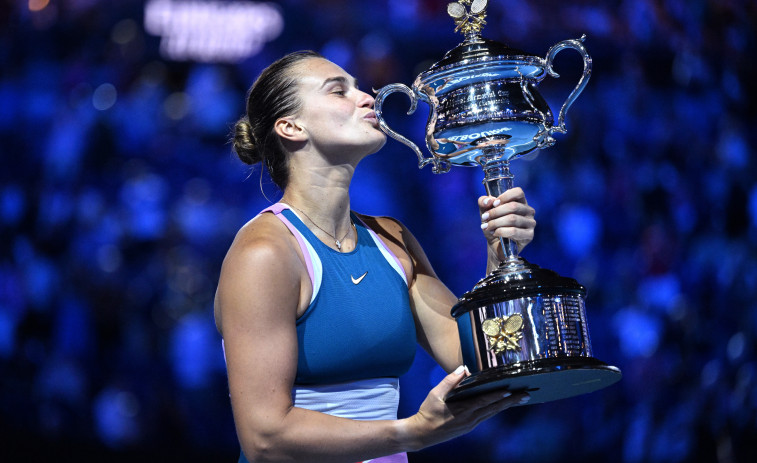 Sabalenka logra su primer grande tras remontar a Rybakina