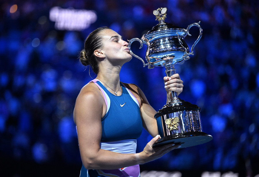 Sabalenka logra su primer grande tras remontar a Rybakina