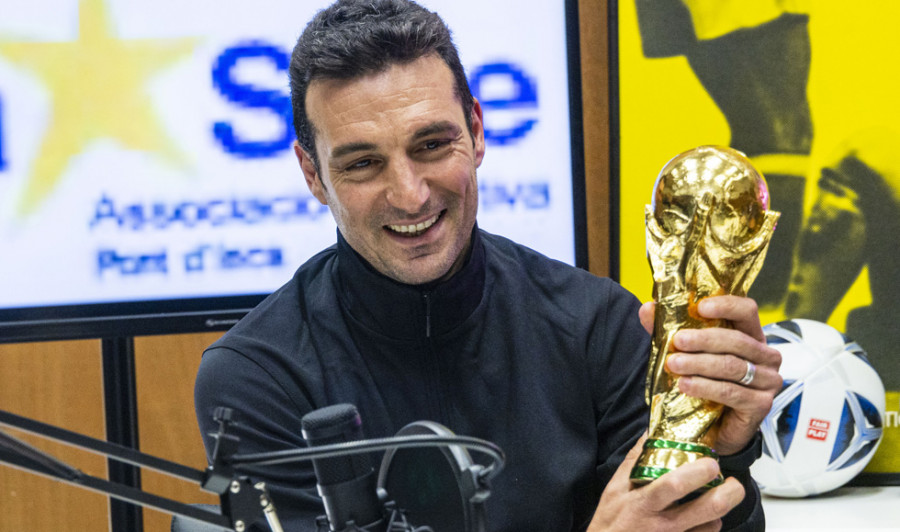 El fútbol de Baleares premia a Scaloni con una réplica de la Copa del Mundo