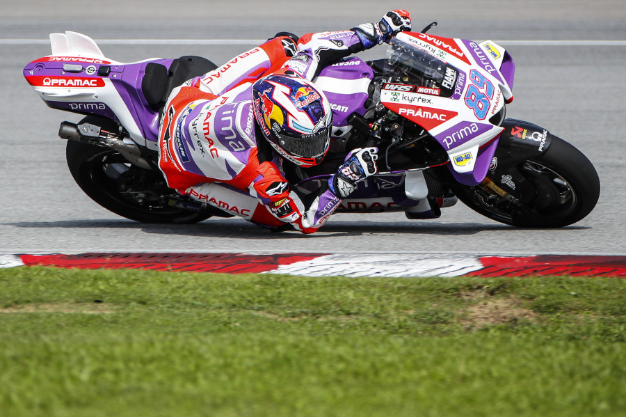 Jorge Martín domina en una jornada pasada por agua en Sepang