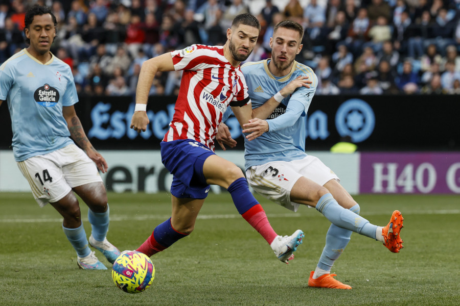 Las paradas de Oblak y un gol de Depay salvan al Atlético en Balaídos