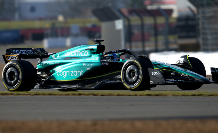 El Aston Martin AMR23 debuta en pista en Silverstone con Alonso y Stroll