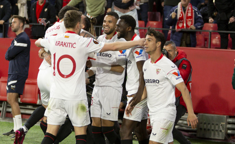 El Sevilla resurge en su torneo fetiche y pone pie y medio en octavos (3-0)
