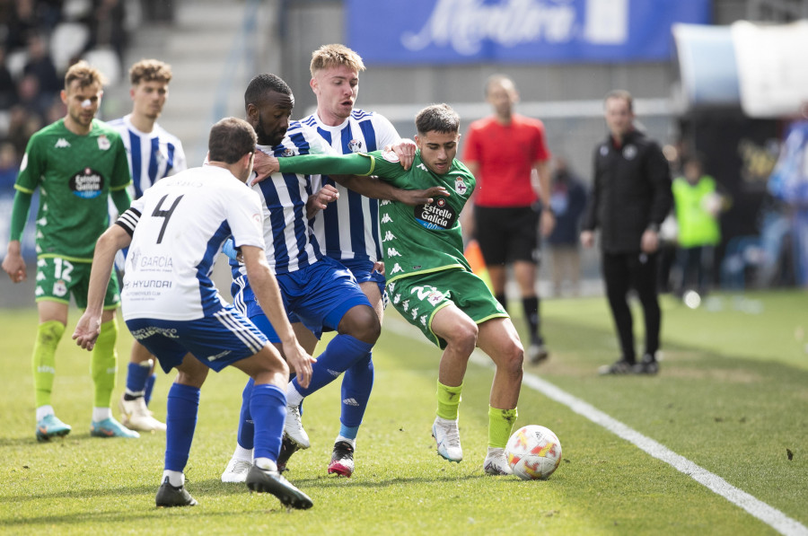 Multan al Talavera por arrojar líquido al linier en el partido contra el Depor