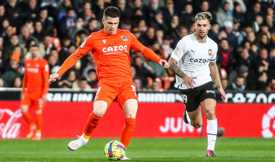 Un gol en propia meta de Zubeldia acaba con la sequía del Valencia (1-0)