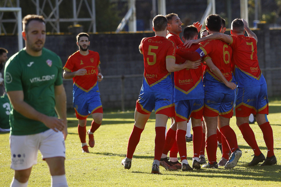 El Betanzos golea en casa al Fisterra con un ‘hat-trick’ de Iago Blanco