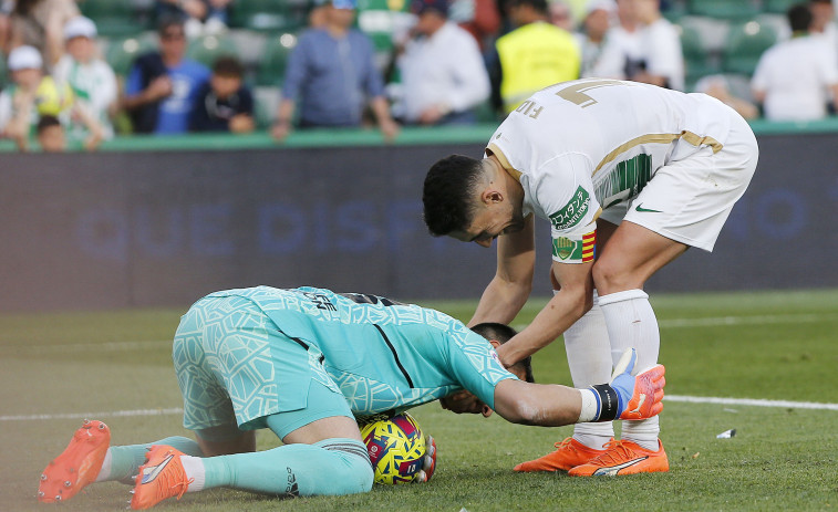 Elche 1-1 Valladolid. Morente salva un punto para el Elche ante un Valladolid que acabó con ocho