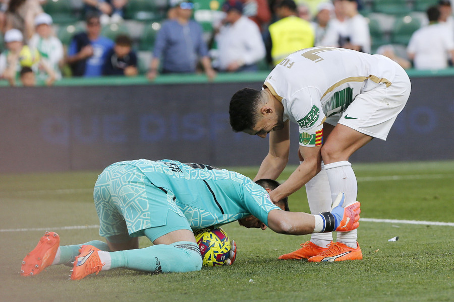 Elche 1-1 Valladolid. Morente salva un punto para el Elche ante un Valladolid que acabó con ocho