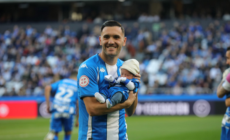 Lucas Pérez posó con su hijo Irvin en los momentos previos al comienzo del partido