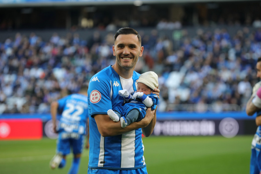 Lucas Pérez posó con su hijo Irvin en los momentos previos al comienzo del partido