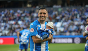 Lucas Pérez posó con su hijo Irvin en los momentos previos al comienzo del partido