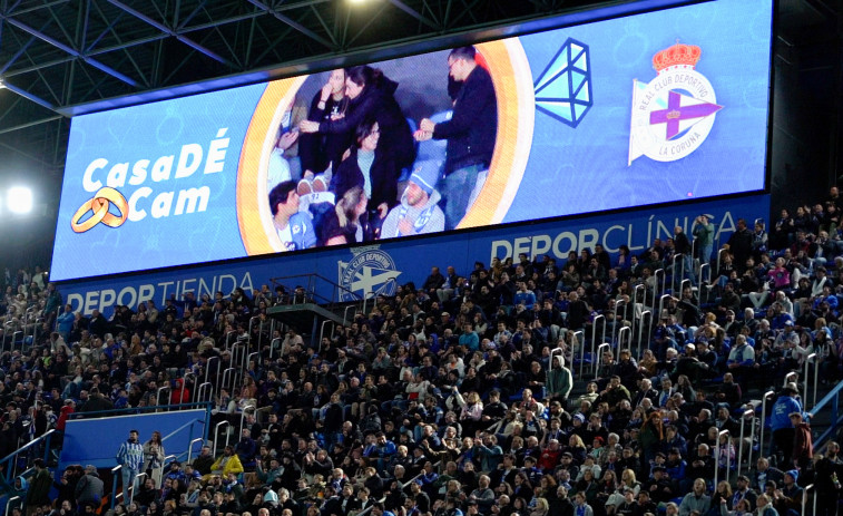Sorprendente pedida de mano en pleno partido en Riazor