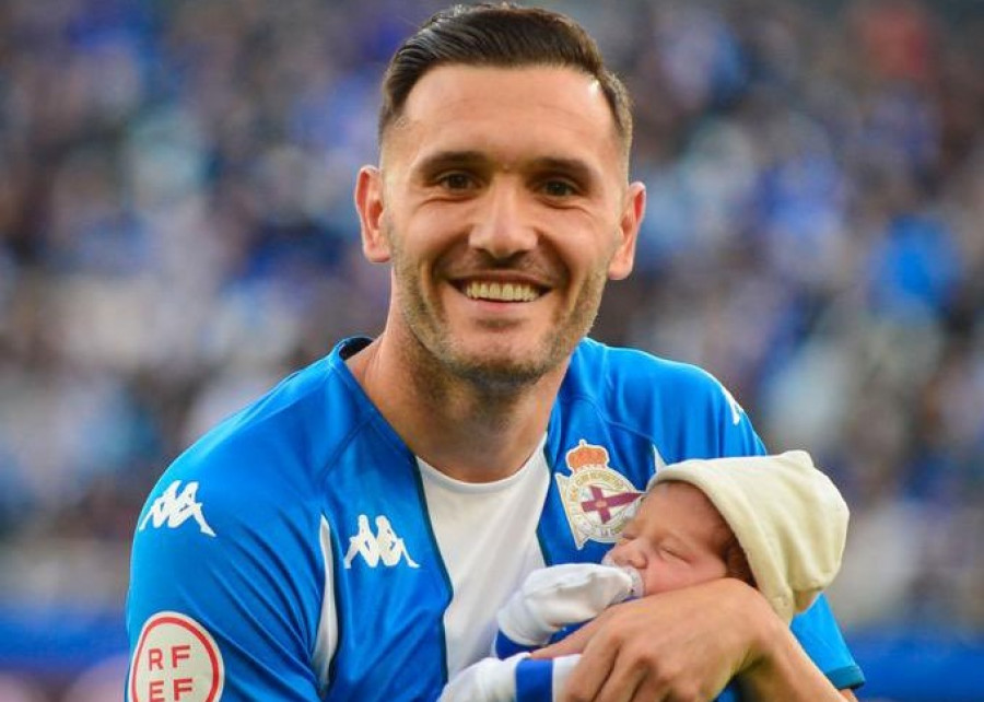 Lucas Pérez agradece el "debut" de su hijo en Riazor ante más de 26.000 espectadores