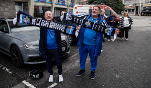 Los aficionados del Depor invaden León y cambian la ruta de una procesión