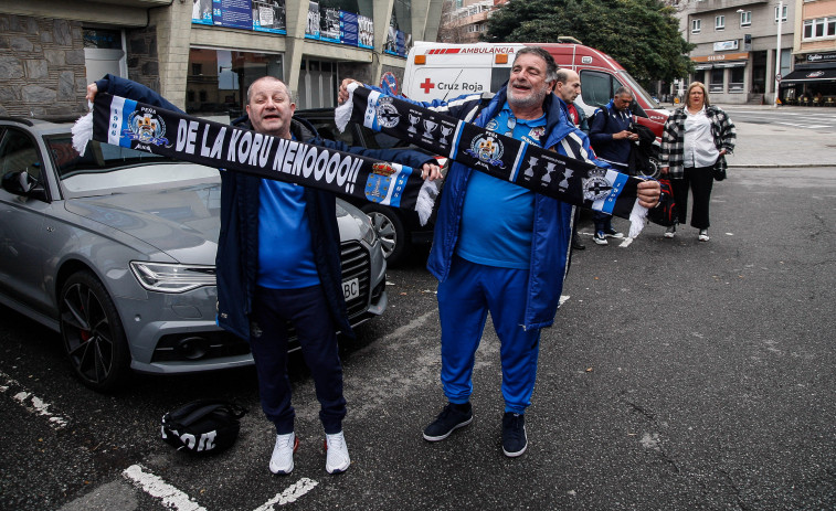 Los aficionados del Depor invaden León y cambian la ruta de una procesión