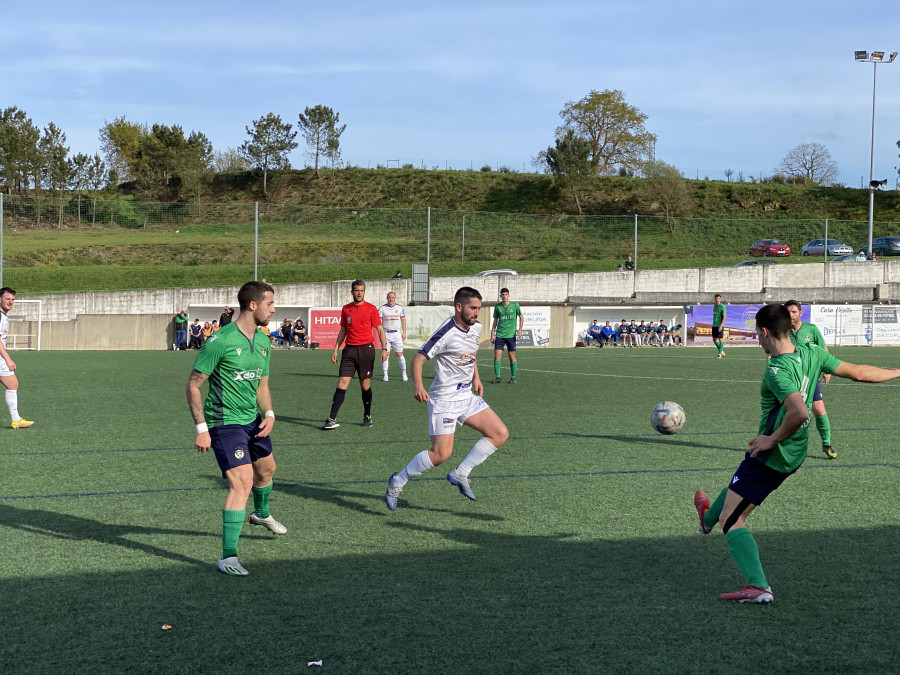 Un error del San Tirso pone en bandeja la victoria a la Sarriana (1-2)