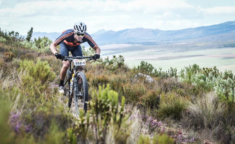 Luis Enrique compite en la Cape Epic con una bici 