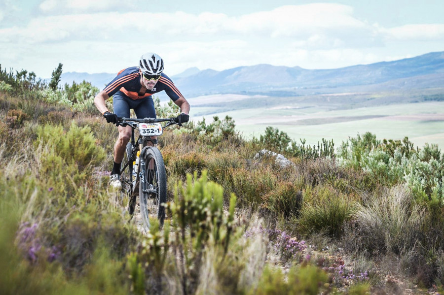 Luis Enrique compite en la Cape Epic con una bici "made in Asturias"