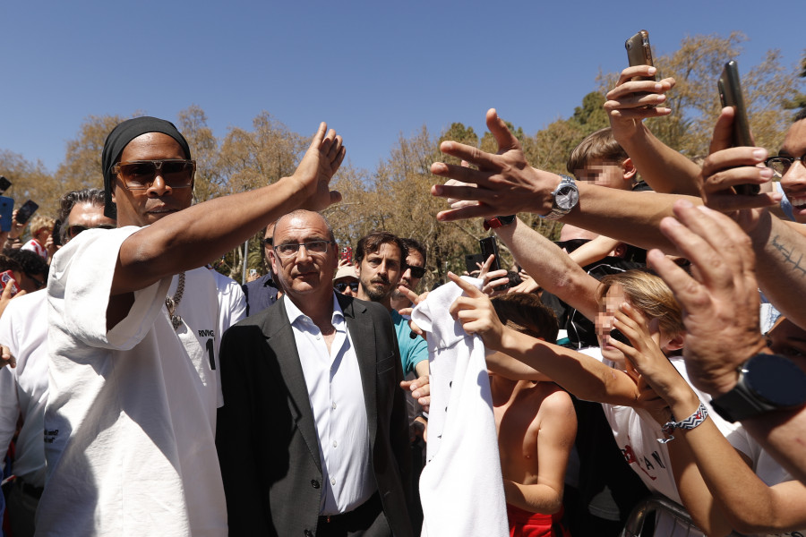 Ronaldinho: "A los niños les digo que se diviertan jugando al fútbol"