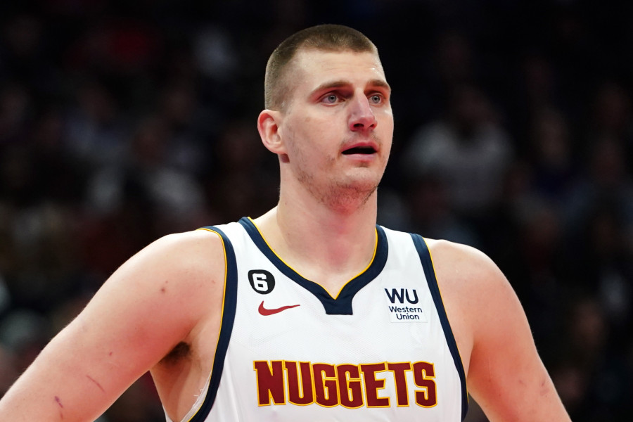 129-106: Jokic y los Nuggets ganan duelo de titanes a los Bucks