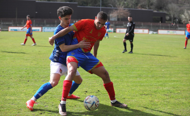 Un gol de Pájaro en la última jugada mantiene al Betanzos en la pelea por el ascenso (2-1)