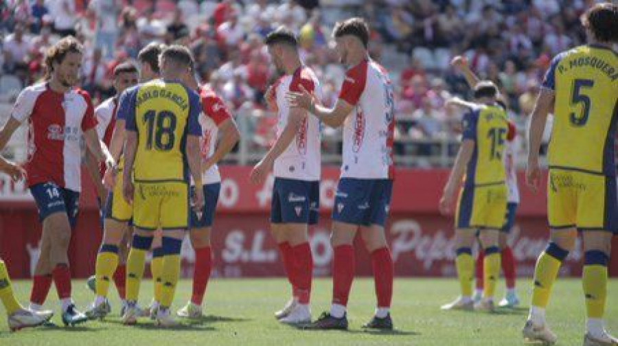 El Alcorcón aprovecha a medias el traspié del Depor