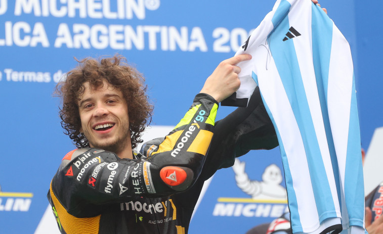 Bezzecchi gana y alcanza el liderato en la categoría reina
