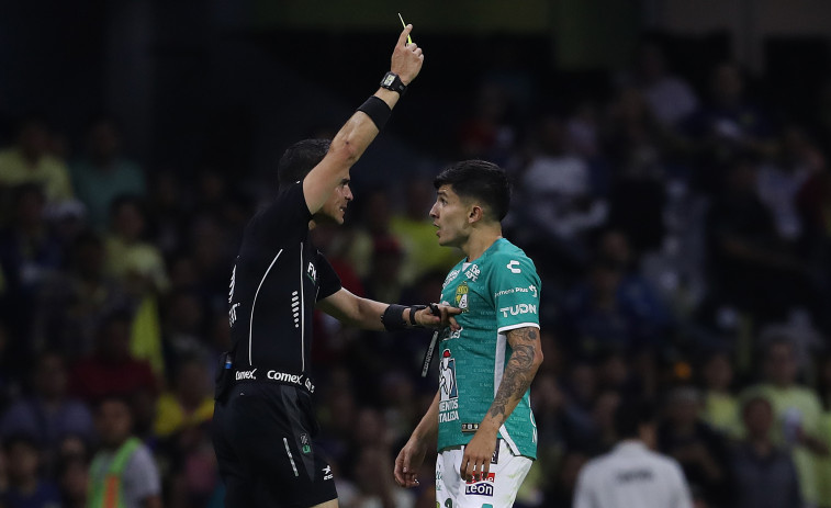 El árbitro que propinó un rodillazo a un jugador recibe 12 partidos de castigo