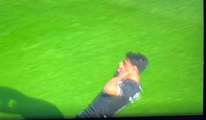 Iban Salvador celebra el gol 'con mascarilla'