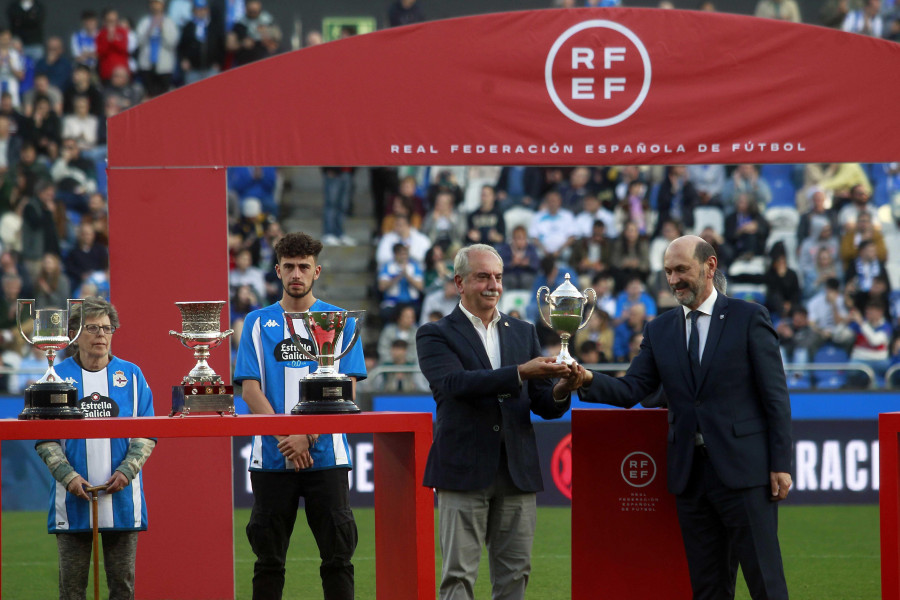 El Depor recibe la Copa España 1912, su séptimo título