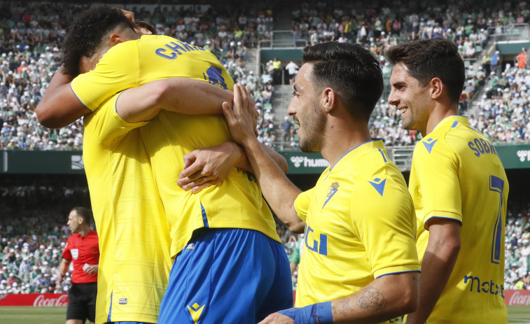 Victoria para la salvación del Cádiz ante un Betis que acabó con nueve