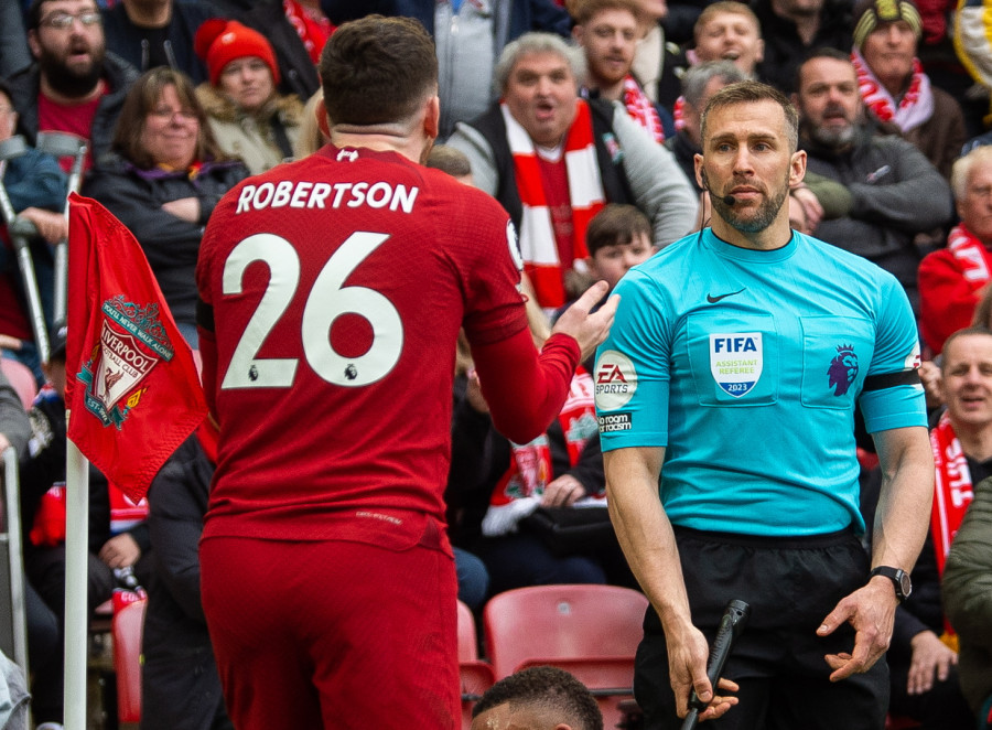 La Premier League suspende al árbitro asistente que agredió a Robertson
